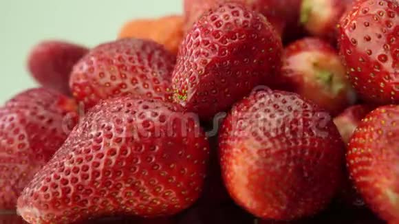 成熟的草莓腐烂视频的预览图