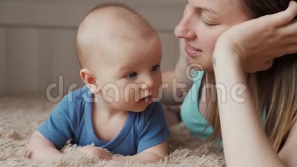 充满爱意的家庭年轻的母亲正在卧室里和她的女婴玩耍妈妈和孩子在床上玩得很开心视频的预览图