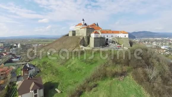 美丽的鸟瞰帕拉诺克城堡白天和穆卡切沃市视频的预览图