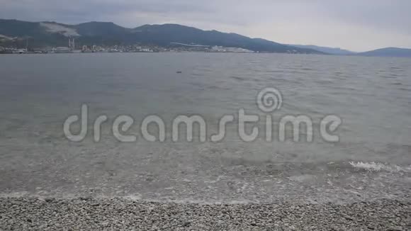 Tsemesskaya湾的海滨在海岸上用鹅卵石做波浪视频的预览图