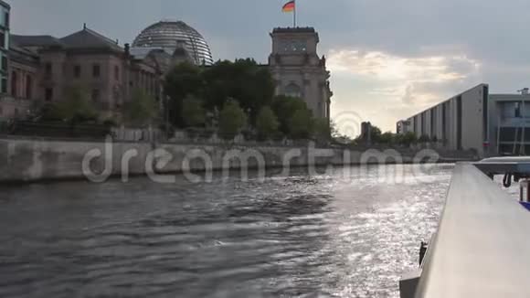 河流和城市德国柏林视频的预览图