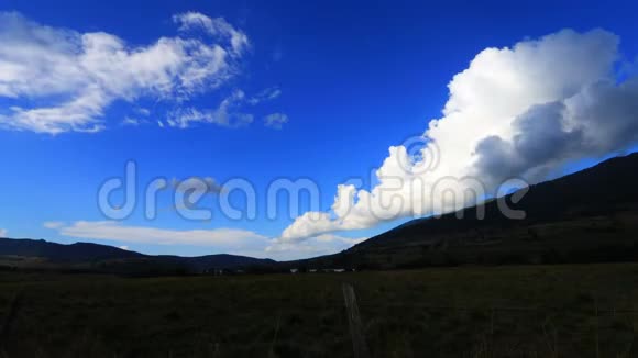 法国卡皮尔乡村景观随积云移动的时间流逝视频的预览图