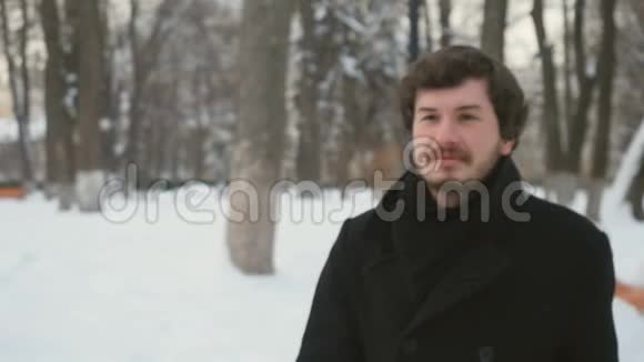 帅哥在雪地公园咳嗽视频的预览图