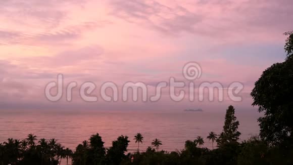 在热带气候中日落或日出时天空呈淡紫色有粉红色的云视频的预览图