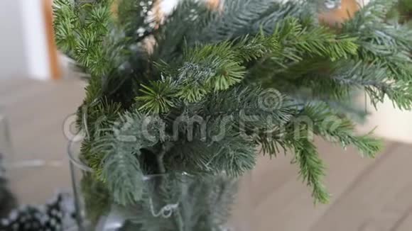 圣诞云杉树枝图片简单的圣诞装饰视频的预览图