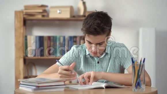 男孩思考并做功课视频的预览图