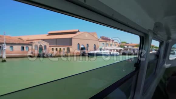 著名的法洛迪穆拉诺灯塔通过水上巴士窗口观看威尼斯之旅视频的预览图