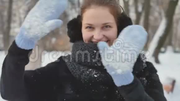 可爱的女人在冬季公园跳舞视频的预览图