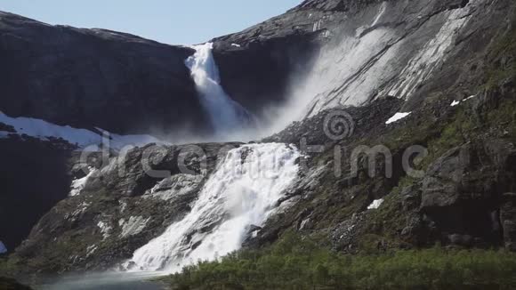 挪威胡萨伦谷的快速惊人瀑布夏日时光NyastAlsossen视频的预览图