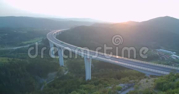 日落时高架桥上空交通的4k空中镜头视频的预览图