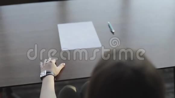 办公桌前的女人拿着白纸视频的预览图