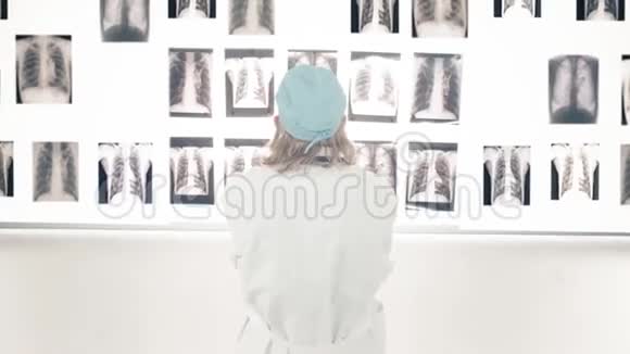 医生看墙上的X射线视频的预览图