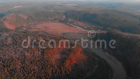 巴什科尔托斯坦共和国河流秋季伊德里索夫斯卡亚洞穴现代色彩调色视频的预览图