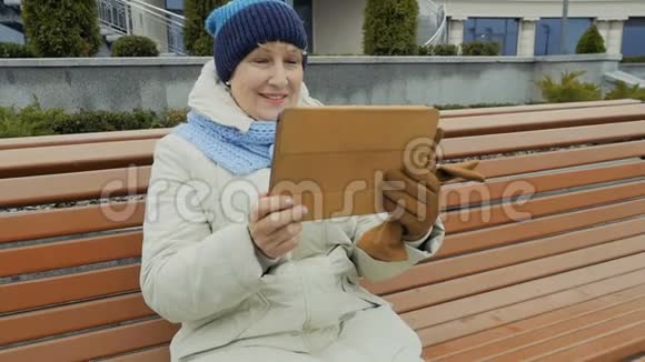 奶奶在平板电脑上讲视频电话视频的预览图