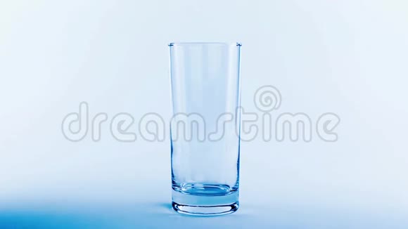 在白色背景下倒入玻璃杯中的水的运动效果营养和饮食概念视频的预览图