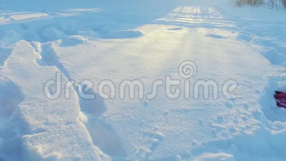 小女孩玩得很开心慢慢地躺在雪地上冬天的梦视频的预览图