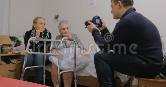 看望年迈的奶奶和她合影视频的预览图