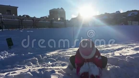 女孩在空中撒雪免费儿童享受寒假视频的预览图