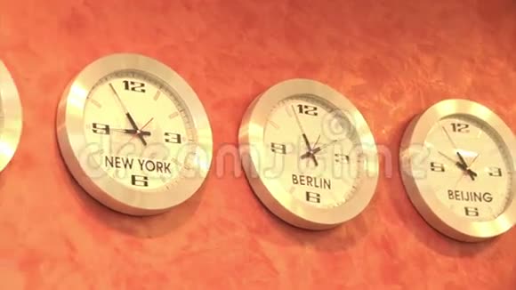 时区时钟显示世界各地不同时区的时间视频的预览图