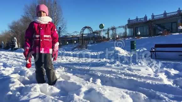 美丽的小女孩在雪地里玩耍孩子在雪地上玩得开心享受假期视频的预览图