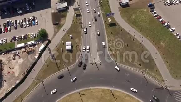 从飞行无人机俯瞰萨马拉市汽车在路上行驶视频的预览图