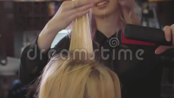 理发师在发根处做一个波纹以增加音量发型视频的预览图