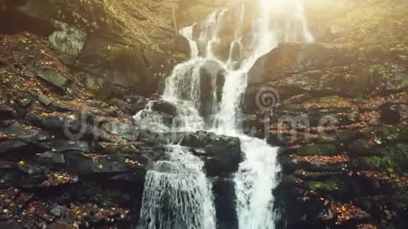 纯野高地瀑布溪石质地视频的预览图