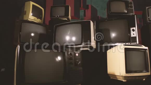 复古电视在许多电视中间打开绿色屏幕80年代的美学视频的预览图