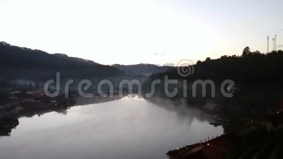 蒸汽漂浮在早晨的池塘上视频的预览图