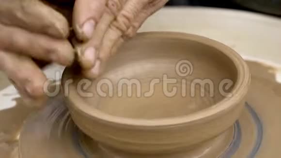 把陶工上的粘土捏紧视频的预览图