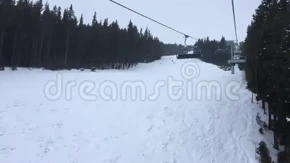 雪山上四人滑雪椅升降台的延时超断层视频剪辑视频的预览图