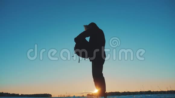登山者山顶上的游客正在寻找日落冬日阳光下背包里的东西黎明视频的预览图