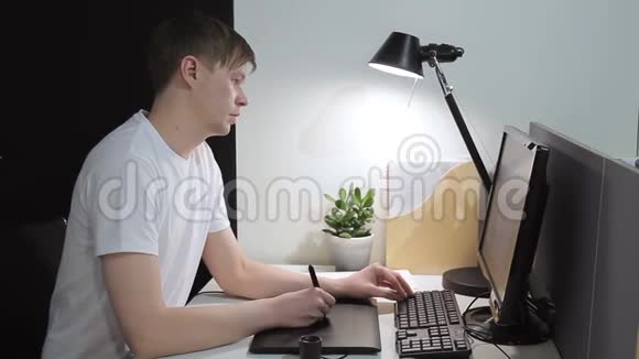 年轻人在办公室里用钢笔平板电脑完成项目设计视频的预览图