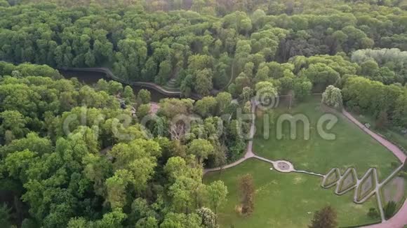 夏季从无人驾驶飞机到乌克兰乌曼市索菲伊夫卡国家树木公园的空中全景视频视频的预览图