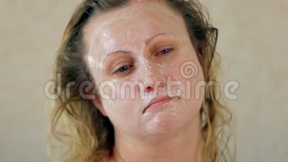 一位戴着保湿面膜的中年妇女视频的预览图