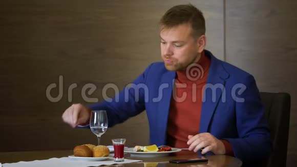 饥饿的人在餐馆的商务午餐中吃面包和沙拉视频的预览图