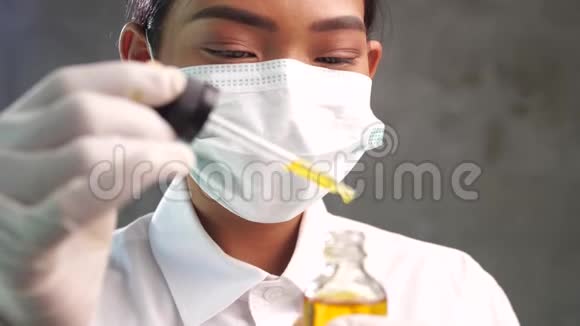 带移液管的年轻女医生视频的预览图