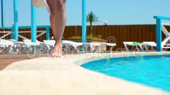 在游泳池里散步的美女豪华别墅的海景不错腿视频的预览图