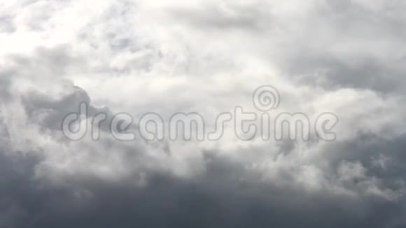 天空上的雨云视频的预览图