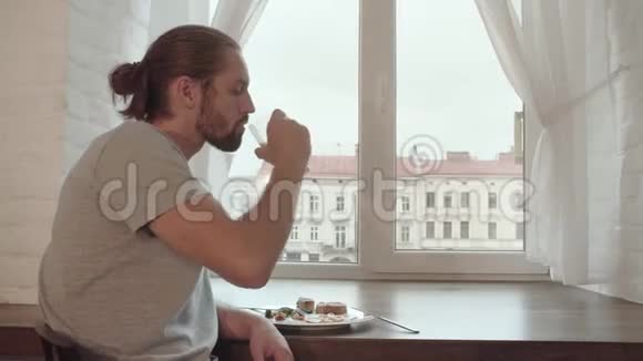 年轻人在家喝果汁吃早餐视频的预览图