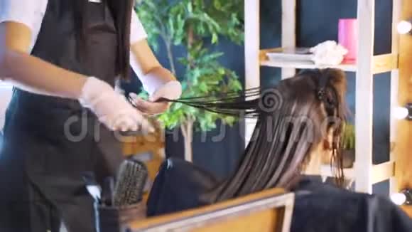 美容店角蛋白回收毛发及蛋白处理桩用专业超声铁器概念分层视频的预览图