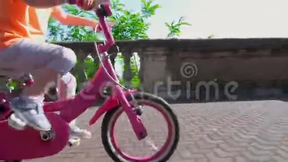 小女孩学骑自行车视频的预览图