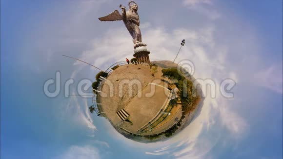 鸟儿在圣弗朗西斯科伊格莱西亚广场前飞翔视频的预览图