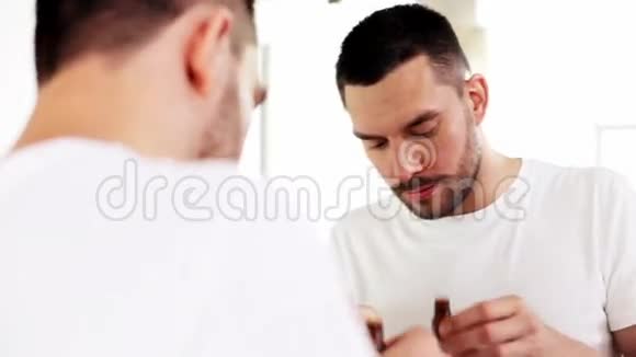 卫生间刮脸油后的男人视频的预览图