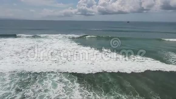 在海洋海洋中飞越巨浪视频的预览图