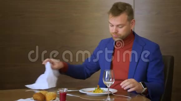 在美食餐厅吃午餐前商人会先吃白餐巾视频的预览图