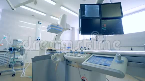 心脏监视器放置在医院手术室的手术台上方4K视频的预览图