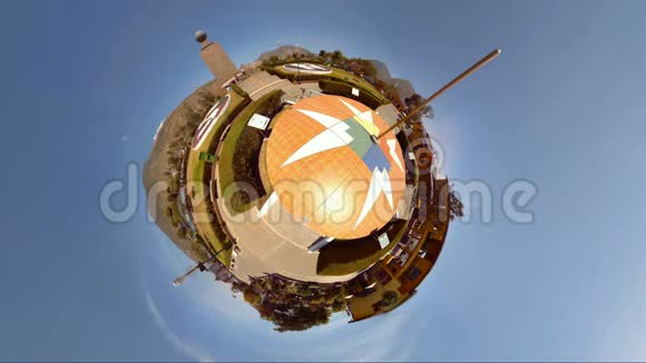 赤道线穿过一个广场周围是五颜六色的建筑在城市米塔德蒙多公园阳光下视频的预览图