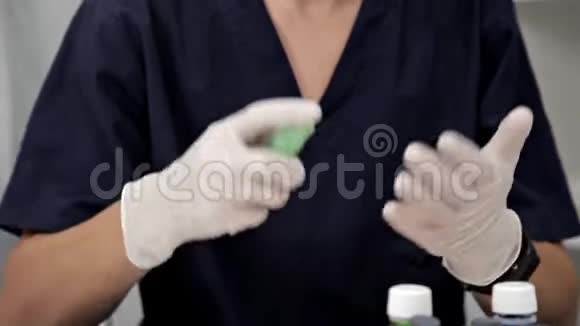 医生戴上蓝色乳胶手套特写医生消毒手视频的预览图