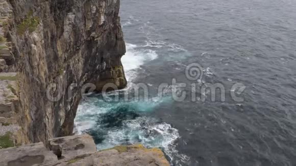 大西洋海浪撞击爱尔兰悬崖视频的预览图